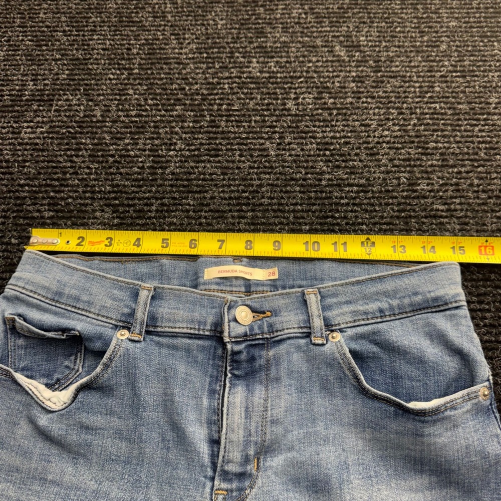 Levis Bermuda Shorts Womens 28 Light Wash Denim Mid Rise 29969-0032 Blue - Picture 2 of 10